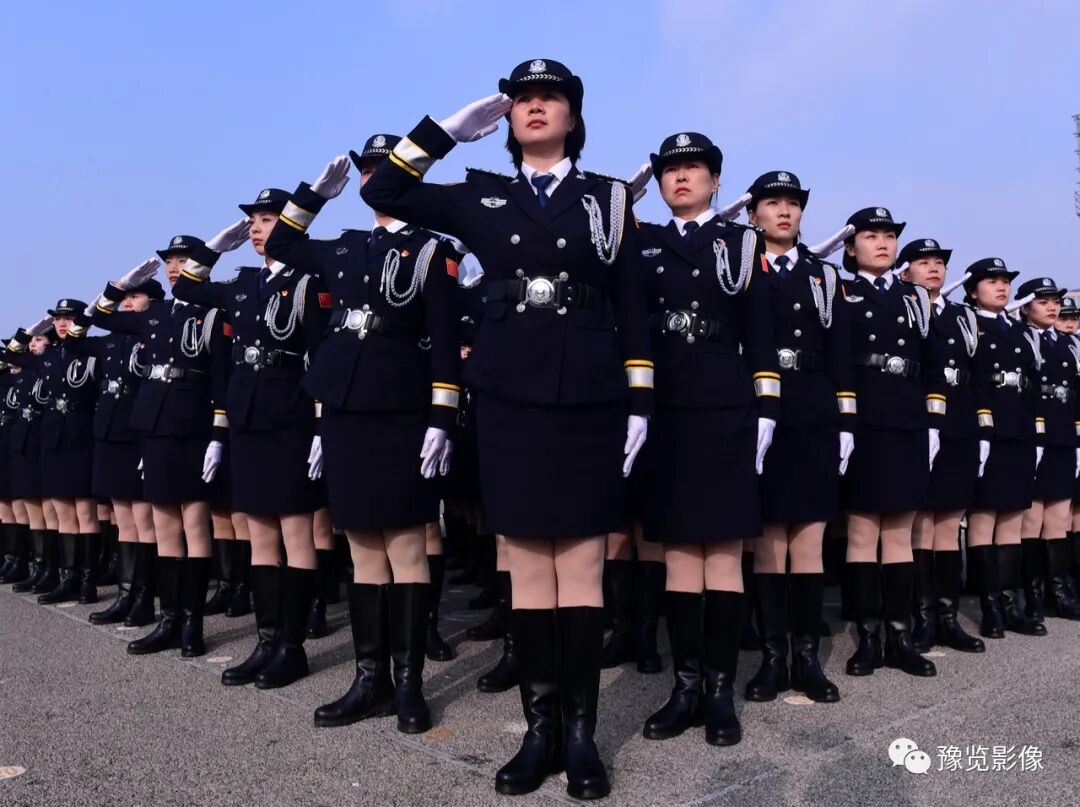 郑东公安女警队列操演交警查缉可疑车辆特警实战演练无人机撒网捕捉
