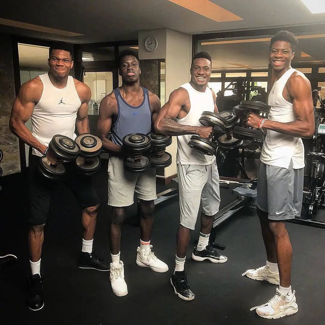 海绵玩2k丨ol1,有伊戈达拉扣篮包,而且还是阿德托昆博?-友友