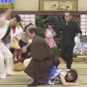 ​岛国重口综艺继「父女共浴」之后，又出了老爹当众打P股…