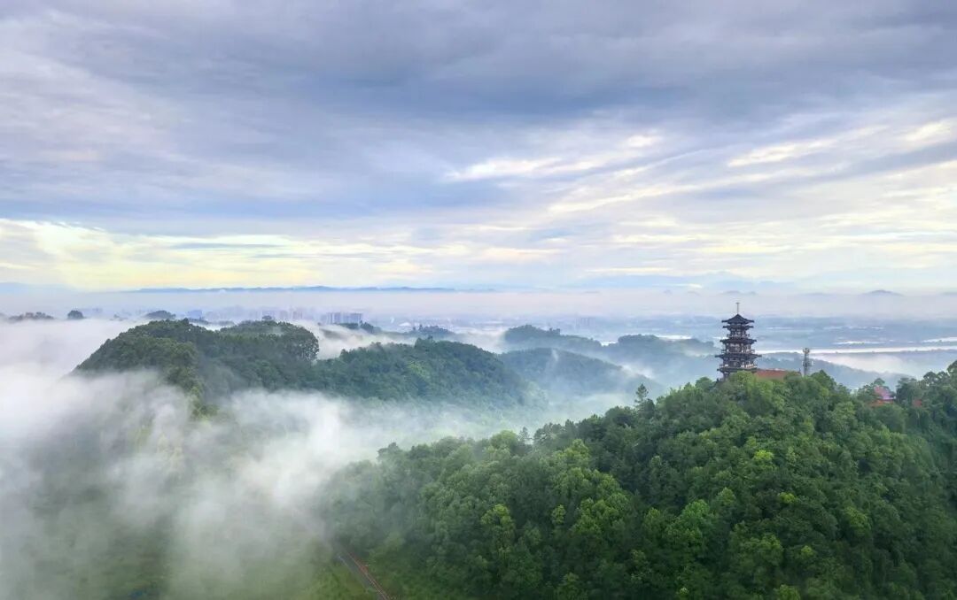 青云缭绕这里是诗意彭山