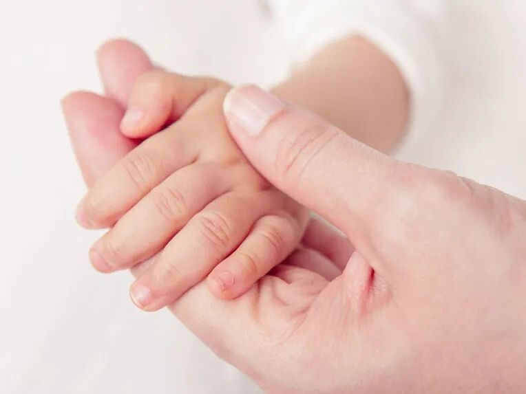 宝宝手指伸不直 关节"噼啪"响 要注意了