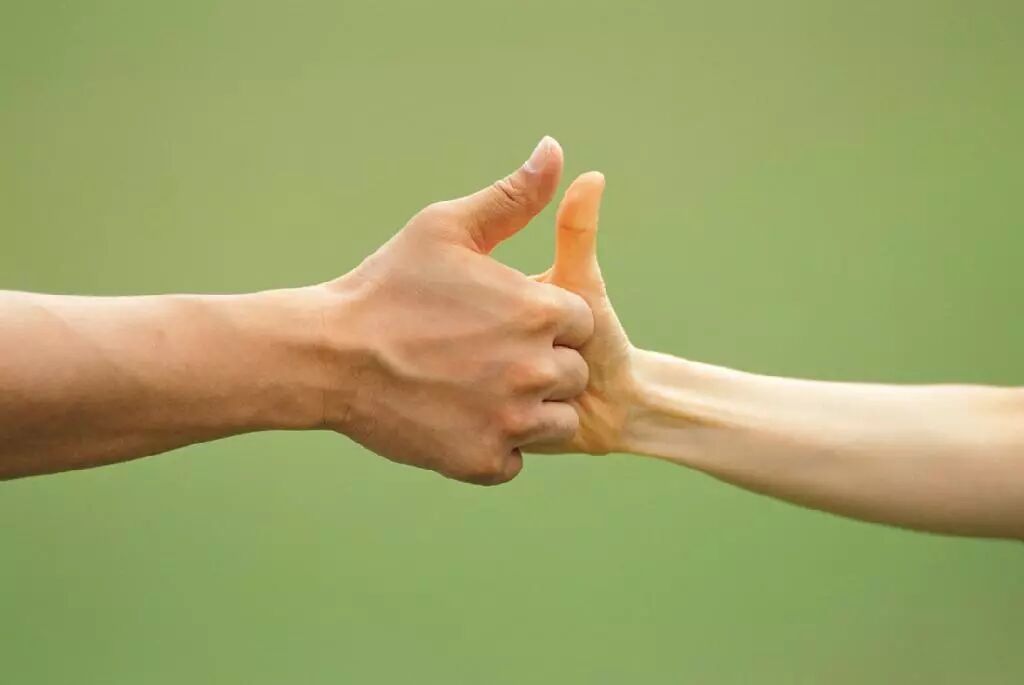 孩子手指伸不直，关节还会发出"噼啪"的响声，要引发重视