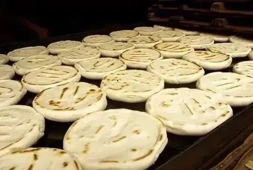 羊肉泡所用的馍,叫做"饦饦馍".