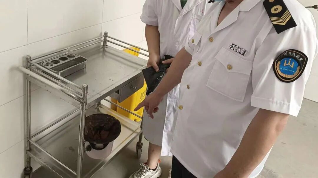 晨伟医疗怎么样村卫生室用粉色塑料桶、套黑色塑料袋，装医疗废物！_https://www.jmylbn.com_新闻资讯_第5张