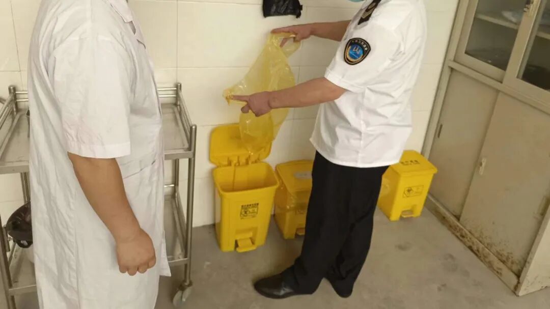 晨伟医疗怎么样村卫生室用粉色塑料桶、套黑色塑料袋，装医疗废物！_https://www.jmylbn.com_新闻资讯_第15张