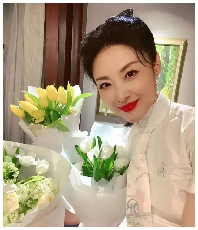 周涛携一双儿女拍大片!16岁女儿长成她的翻版,儿子帅气像王子