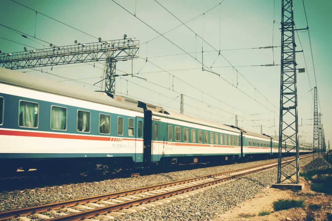 為什么火車的軌道不用不銹鋼，而是生銹的鐵？看完你就知道了的圖4