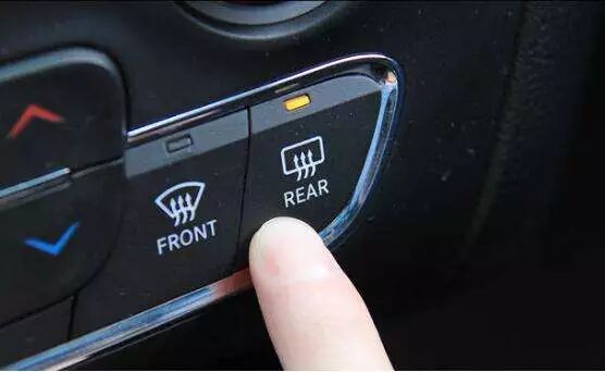 冬天车窗起雾如果你只会用吹玻璃模式那我只能说你弱爆了