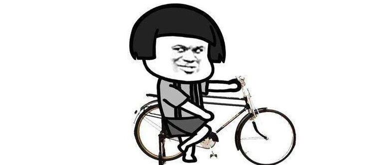 小德拍了拍后座：快上车，赏秋去