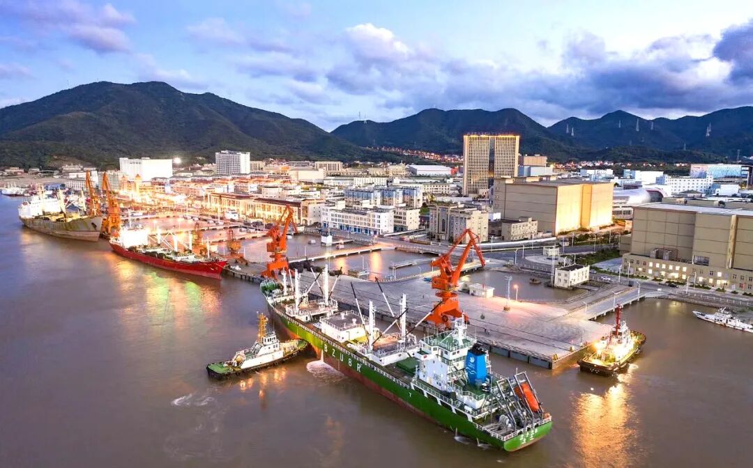 海关,边检,渔业,海事,港务,防疫等职能部门的大力关心支持下,通过舟山