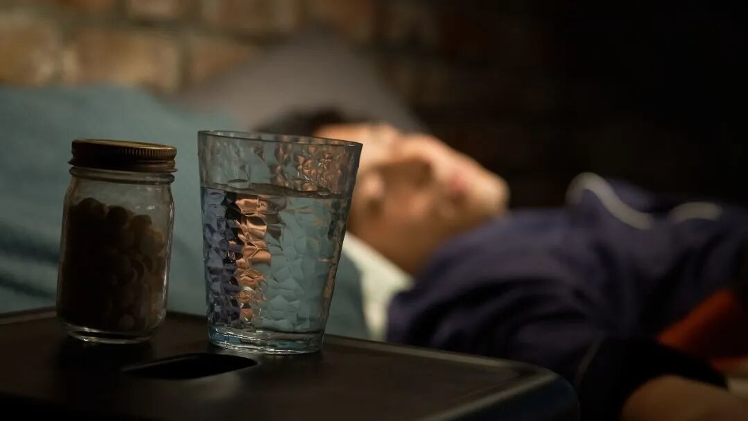 BE药片治什么作用把药片扔进嘴巴里后，来一个潇洒帅气的“猛抬头”？这可不是正确的吃药方式_https://www.jmylbn.com_新闻资讯_第10张