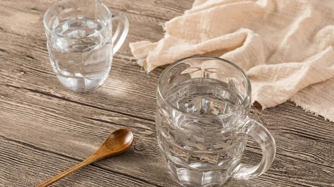 BE药片治什么作用把药片扔进嘴巴里后，来一个潇洒帅气的“猛抬头”？这可不是正确的吃药方式_https://www.jmylbn.com_新闻资讯_第4张