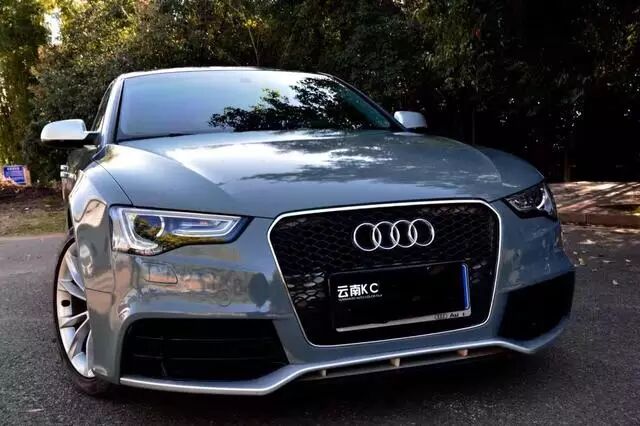 奥迪a5水泥灰上身