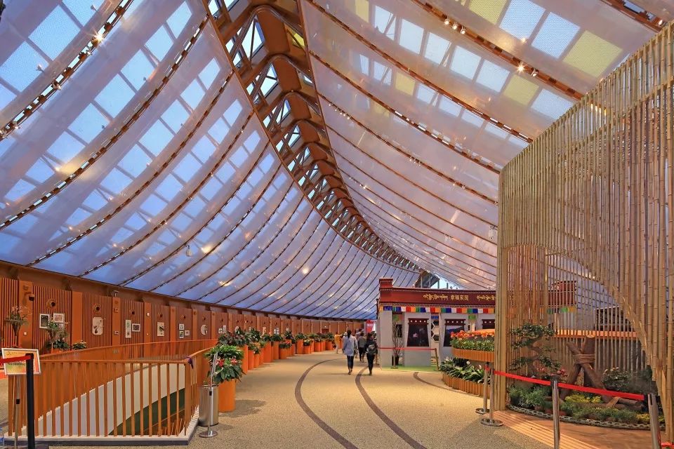 2019中国北京世界园艺博览会中国馆膜结构建筑，由玻璃和ETFE膜作为顶面的二层展厅