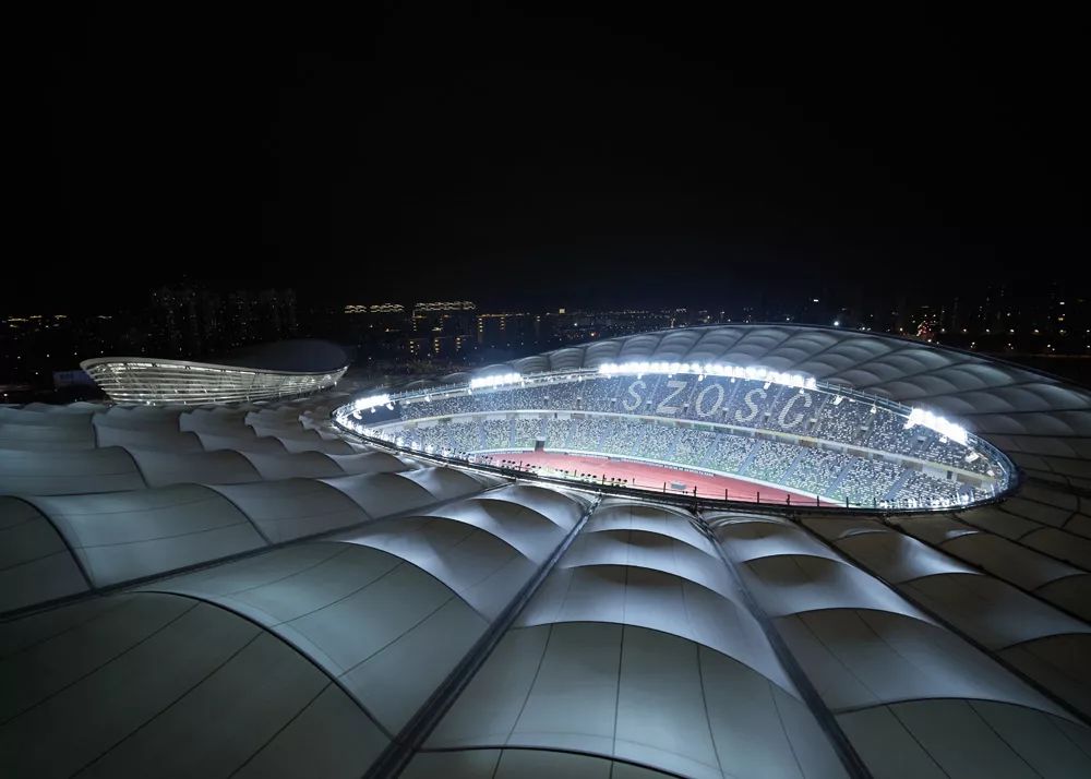 苏州奥林匹克体育中心，体育场屋顶覆盖PTFE膜，采用单层索网结构，这在中国尚为首创。