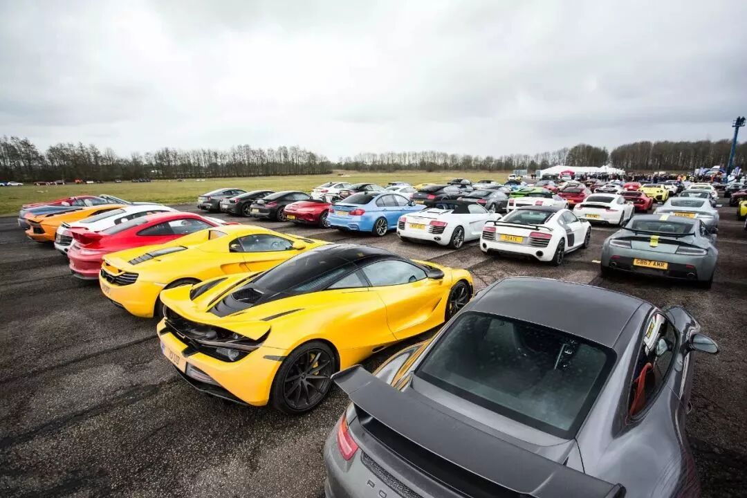 300辆超级跑车在英私人机场聚集,堪称最壕跑车聚会!