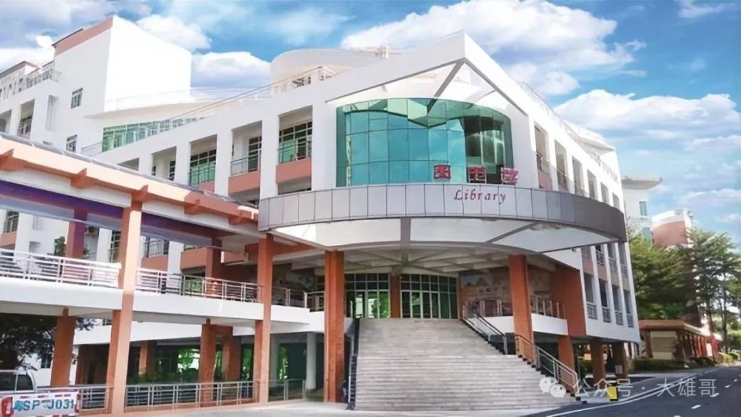 东莞外国语学校是东莞市教育局直属的十二年制公办学校,涵盖小学,初中