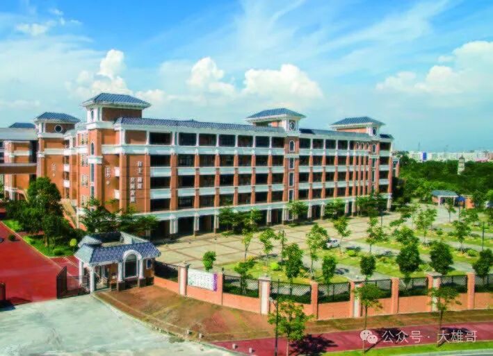 2010年建的全日制公办普高,市教育局直属,省一级学校,由东莞中学协办