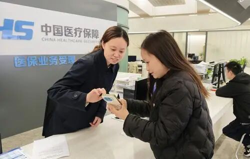 指导市民办理长护险.png