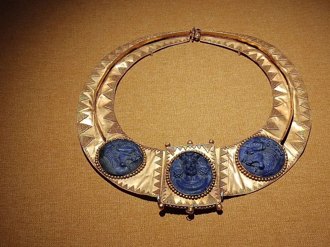 青金石人首狮首纹黄金项圈，图/广州日报