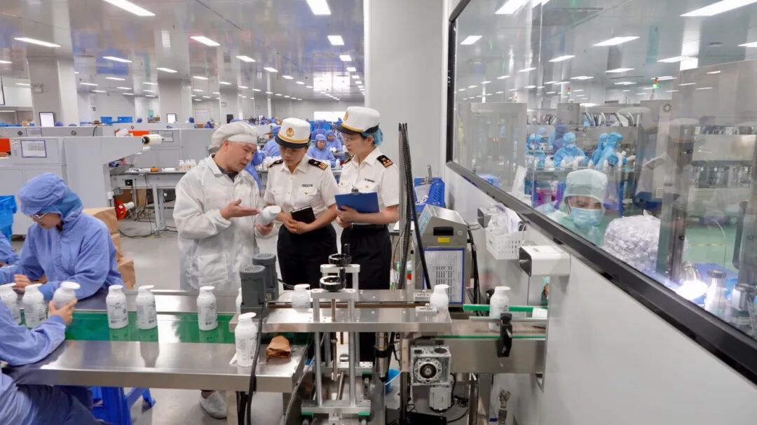 广州海关所属广州车站海关关员在化妆品企业调研，了解企业生产经营和出口计划.jpg