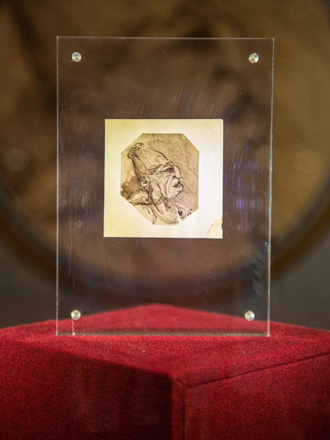 可能是达·芬奇现存真迹手稿之一的《老妇人肖像》图/中国广州发布