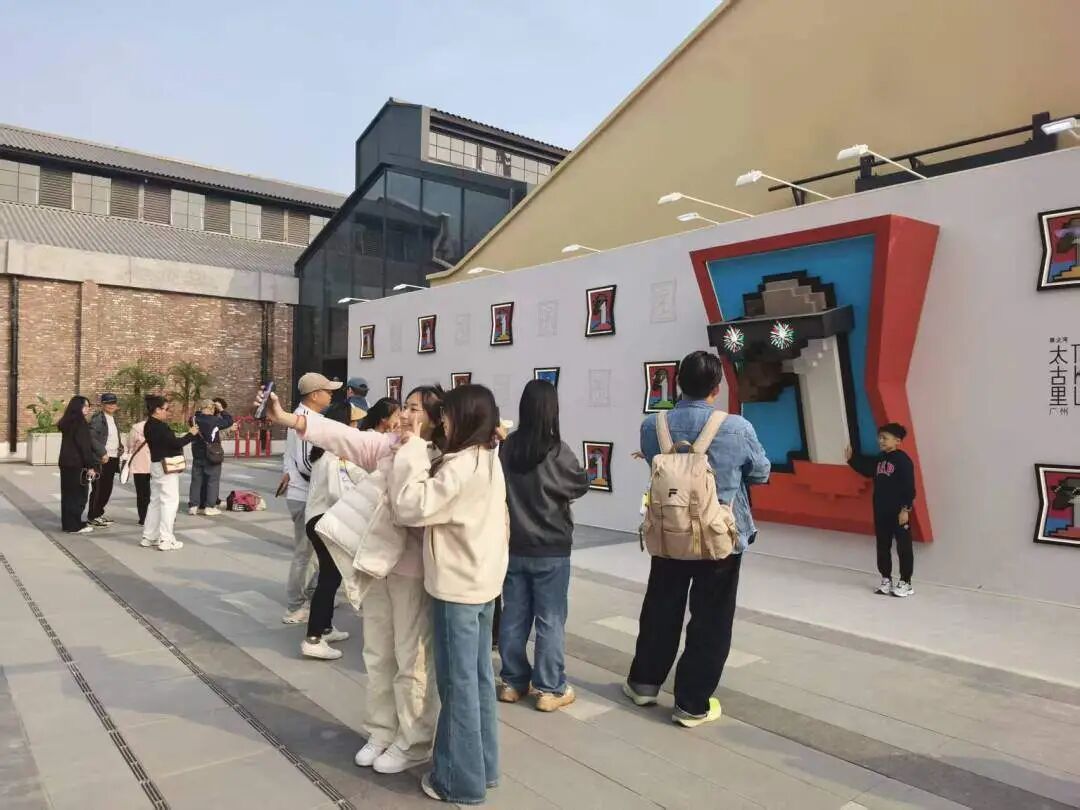 元旦假期首日，聚龙湾太古里人潮涌动