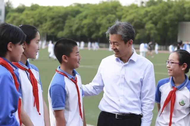 陈校长和学生亲切交谈