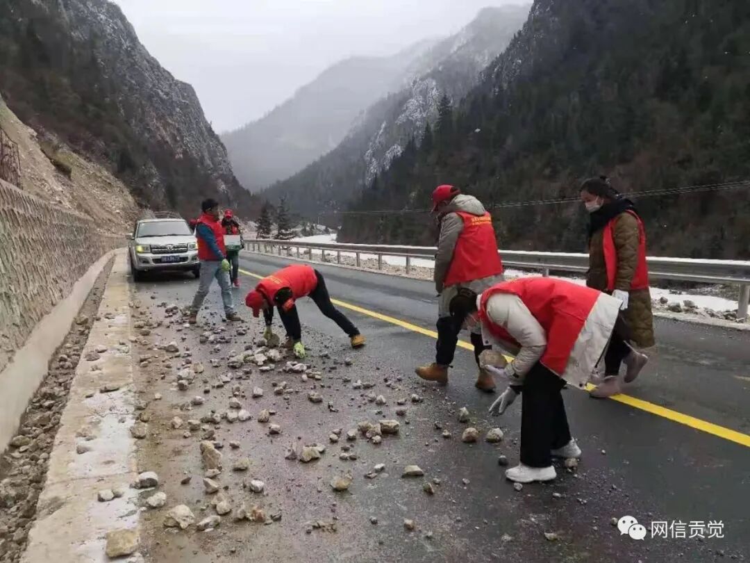 贡觉县相皮乡组织驻地双联户户长和志愿者开展破冰除雪清理路障专项