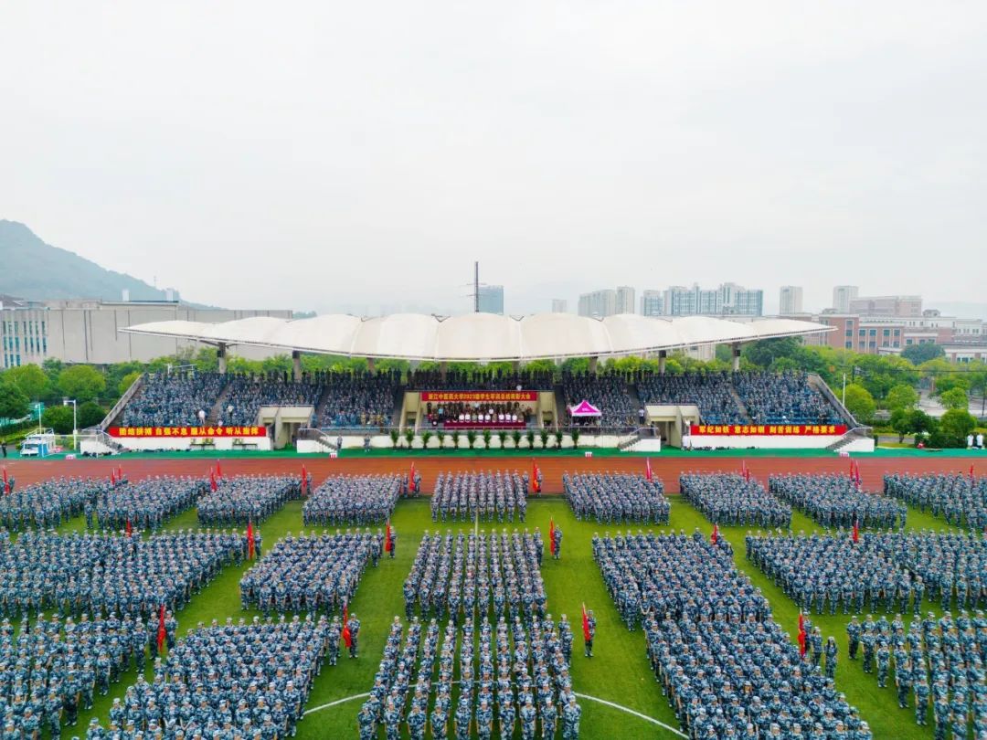 云南中医药大学军训图片