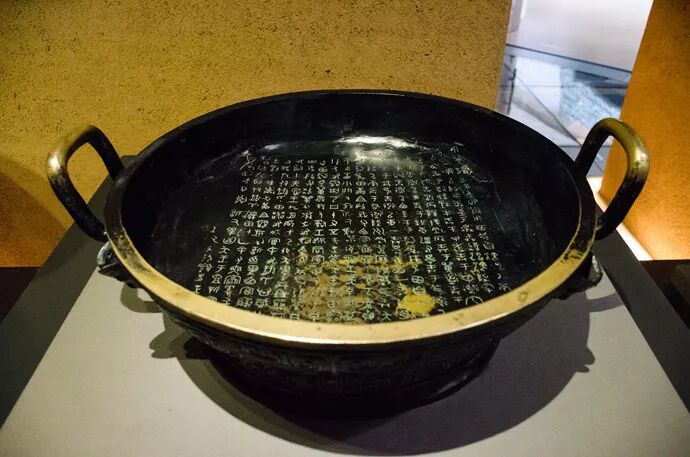 通过现场互动体验,了解甲骨,青铜,竹简,锦帛等各种