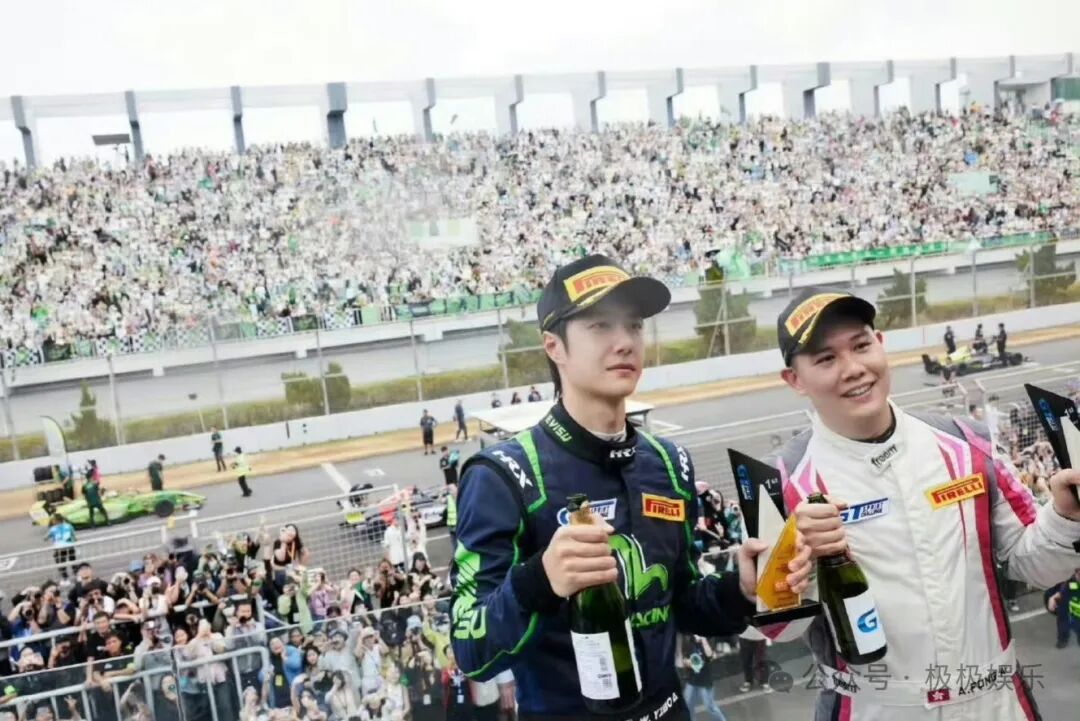 王一博在角落被喷香槟