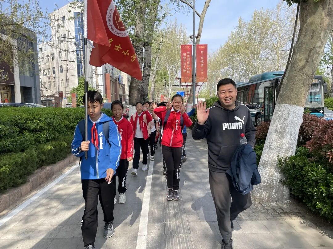 济南市名士小学六年级举行清明远足活动