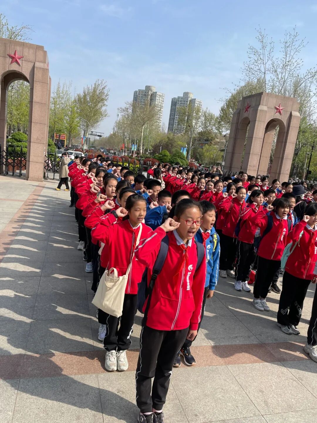 济南市名士小学六年级举行清明远足活动