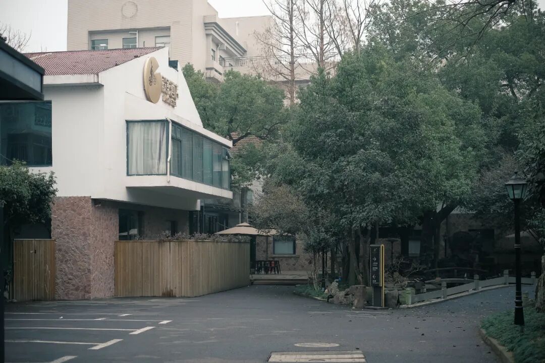 柏庐往西，对着青少年宫的后门，是花攒锦簇的省大会堂餐宿处。它虽不像