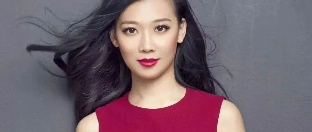 关晓彤热恋4年后，被杨澜夸赞再上热搜：真正厉害的人，从不靠脸吃饭