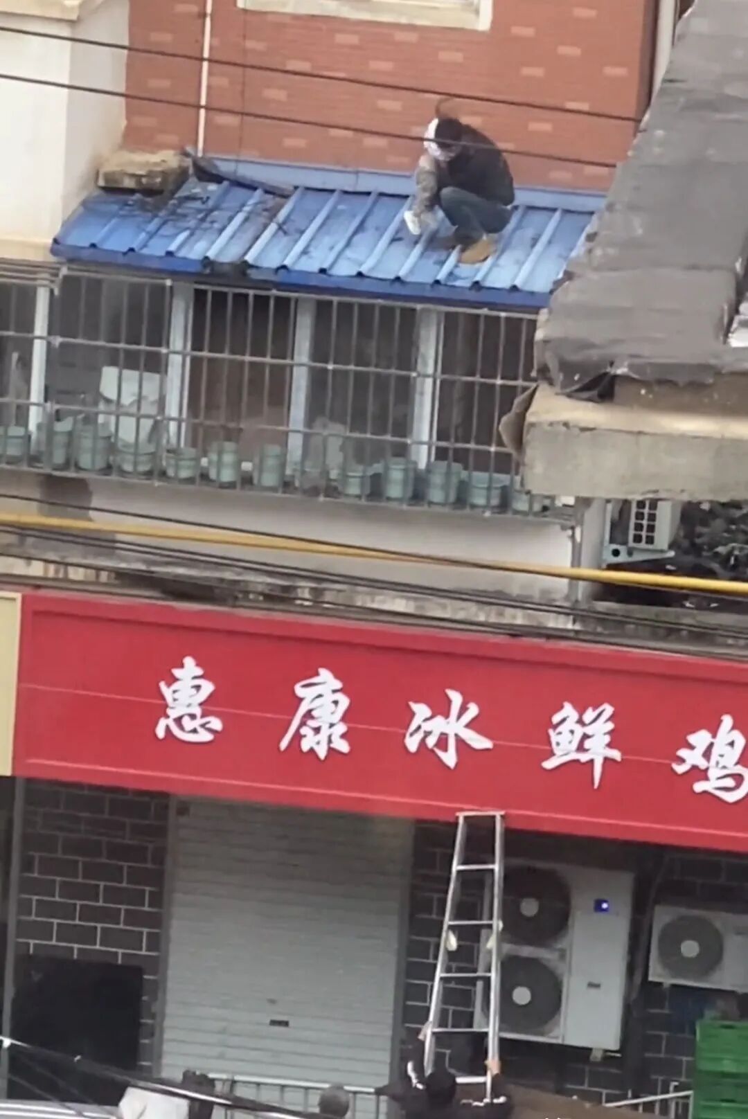 幼童坠楼众人营救