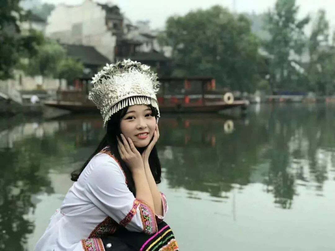 她守着桃花源和渡船，等着那个武陵人归来