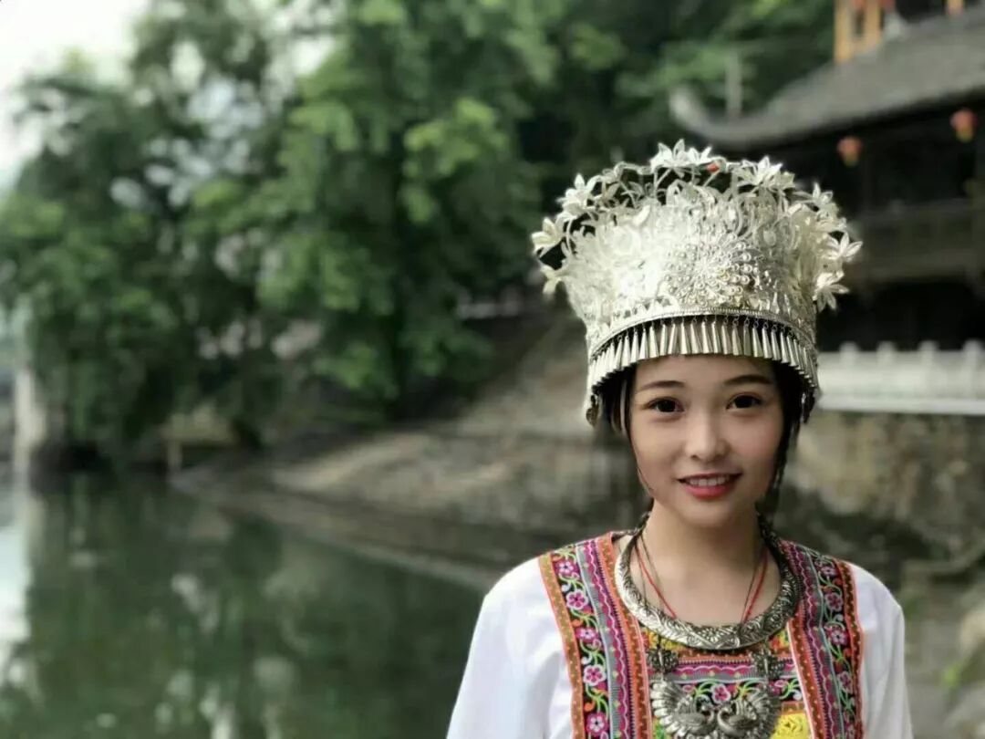 她守着桃花源和渡船，等着那个武陵人归来