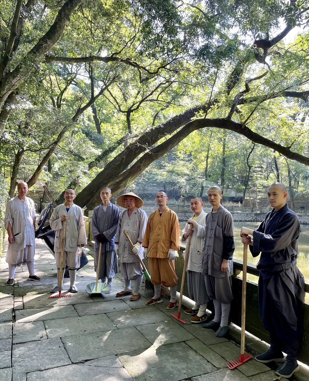 天童禅寺常住出坡，以清新的环境迎接“十一”国庆佳节