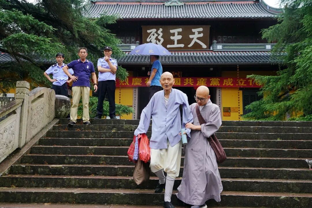 宁波佛教协会会长诚信法师一行慰问防台安置点僧众