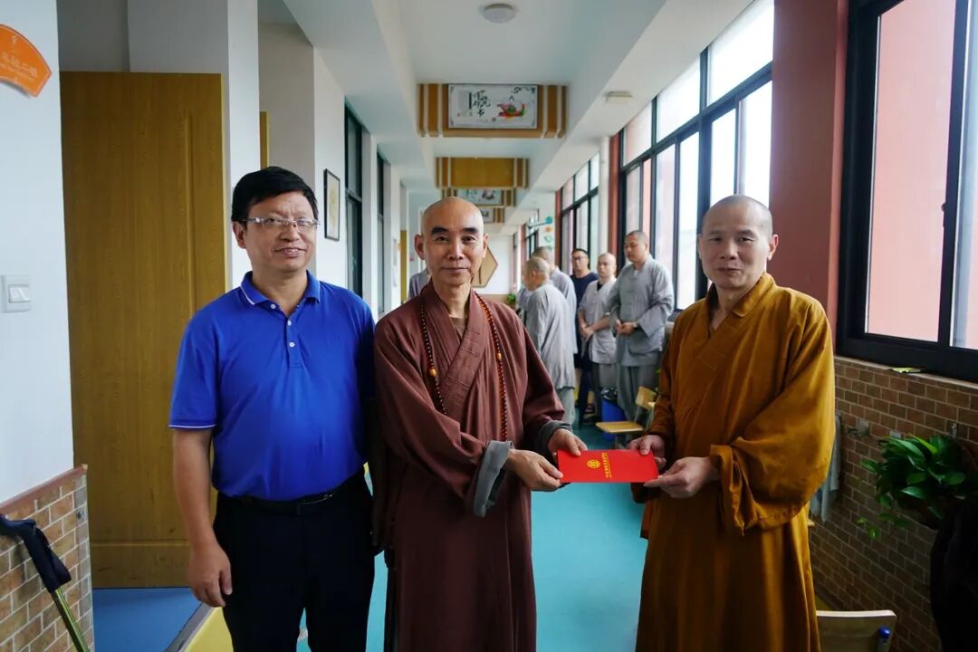 宁波佛教协会会长诚信法师一行慰问防台安置点僧众