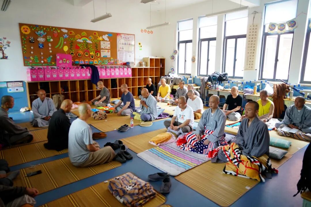宁波佛教协会会长诚信法师一行慰问防台安置点僧众