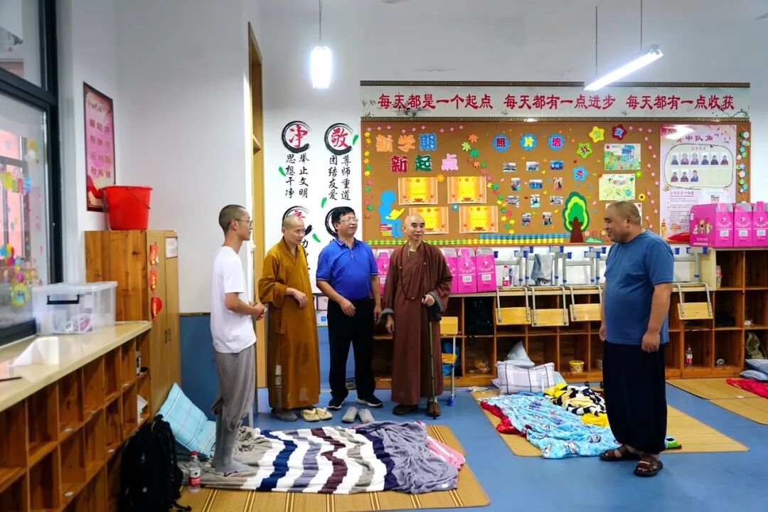 宁波佛教协会会长诚信法师一行慰问防台安置点僧众