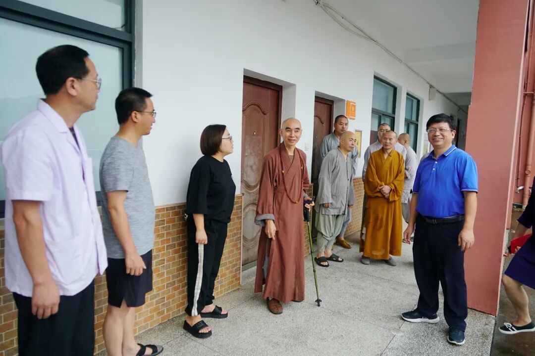 宁波佛教协会会长诚信法师一行慰问防台安置点僧众