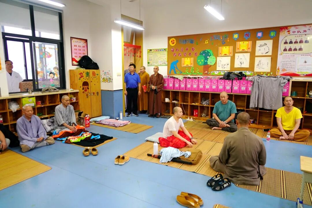 宁波佛教协会会长诚信法师一行慰问防台安置点僧众