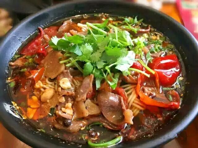 泡椒郡花面是绝对的味道担当,郡花事先经过了爆炒,又香又辣,盖在面上