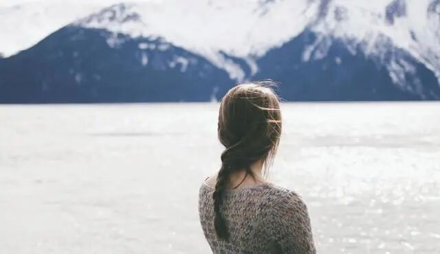 让女人离不开你的最好方法不是讨好，而是在三方面冷漠