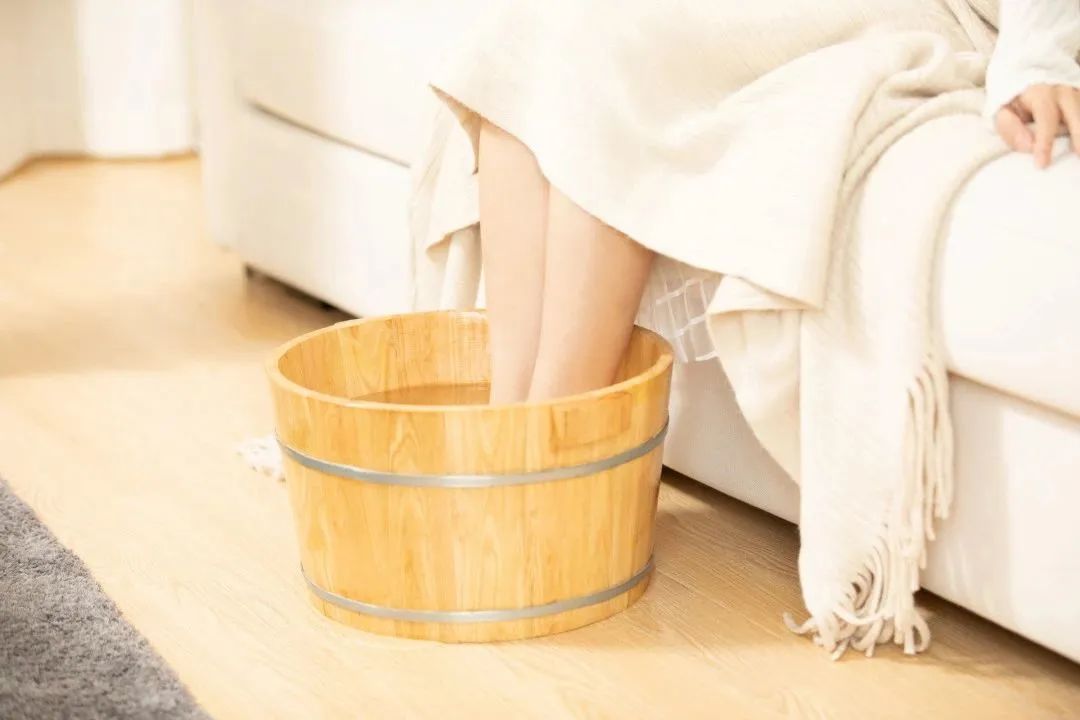 手脚冰冷的人容易得癌?出现哪些症状和癌症有关? 手脚冰冷的人容易得癌?出现哪些症状和癌症有关?