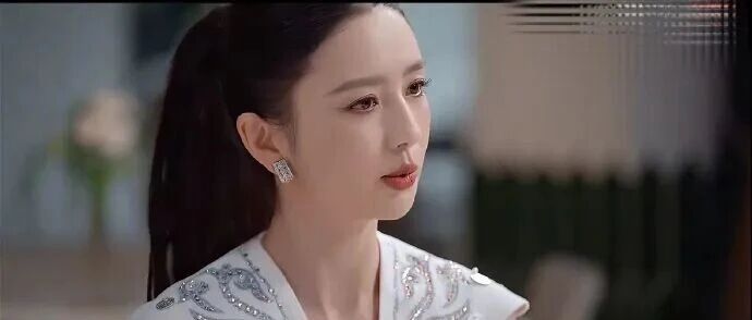 佟丽娅自曝儿子至今不知道自己离婚,此前与陈思诚多次合体带孩子玩耍,两人2021年官宣离婚;称&ldquo;某某老婆&rdquo;标签让她失去大量外部影视邀约